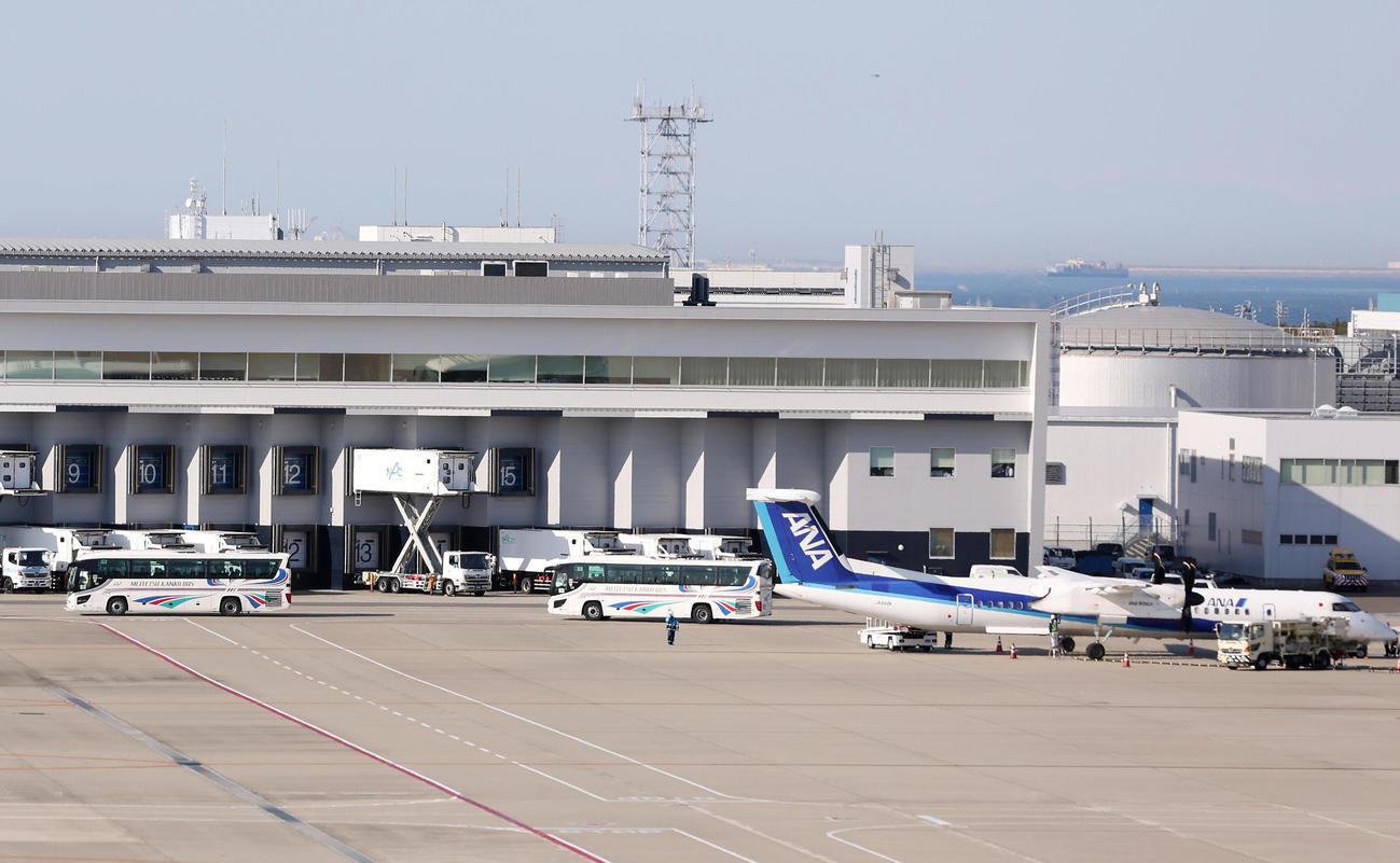 中部国際空港に到着し、飛行機から乗り換えた侍ジャパンの選手たちを乗せ移動するバス（撮影・前田充）