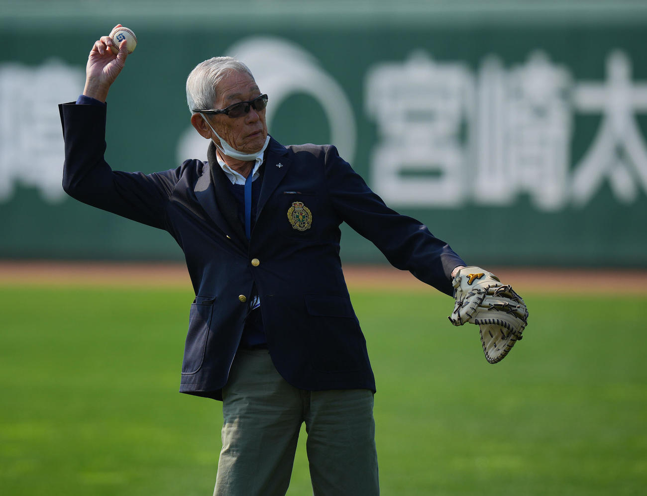 WBC公式球を投げて確認する権藤氏（2023年2月25日撮影）