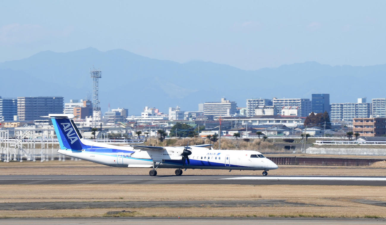 宮崎空港を離陸し、名古屋に向かう侍ジャパンの選手ら関係者を乗せた飛行機（撮影・菅敏）