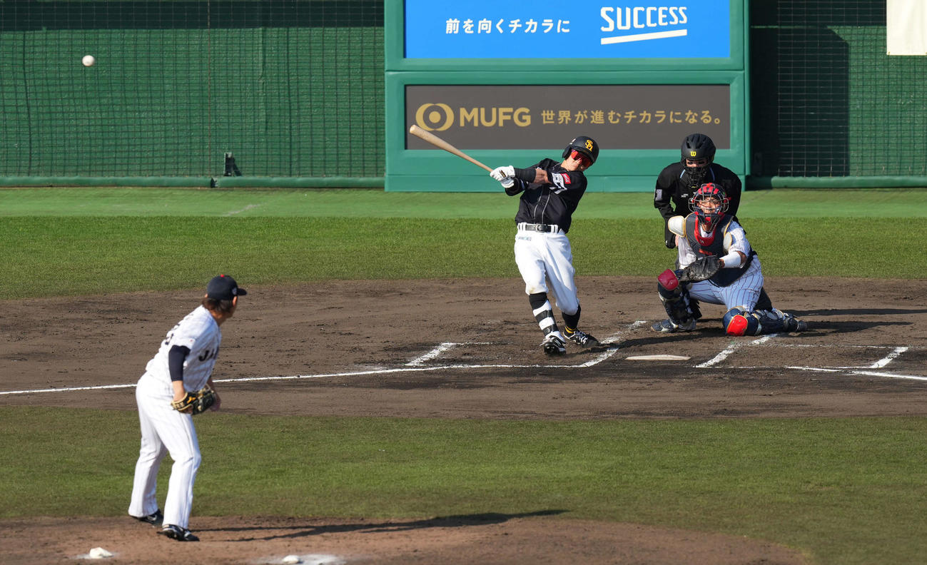 侍ジャパン対ソフトバンク　6回表ソフトバンク無死一、二塁、牧原に右前適時打を打たれる宮城（2023年2月25日撮影）