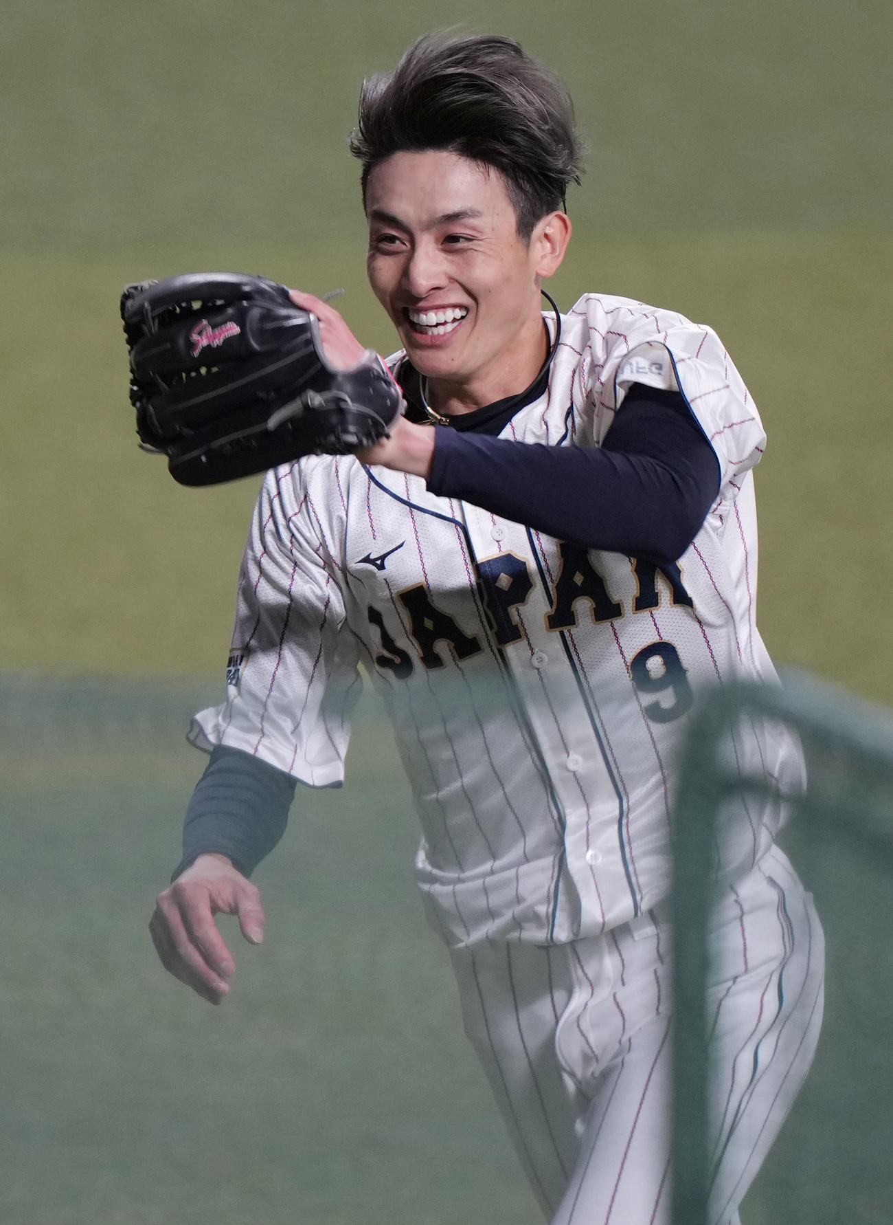フリー打撃で外野守備を行う周東（撮影・狩俣裕三）