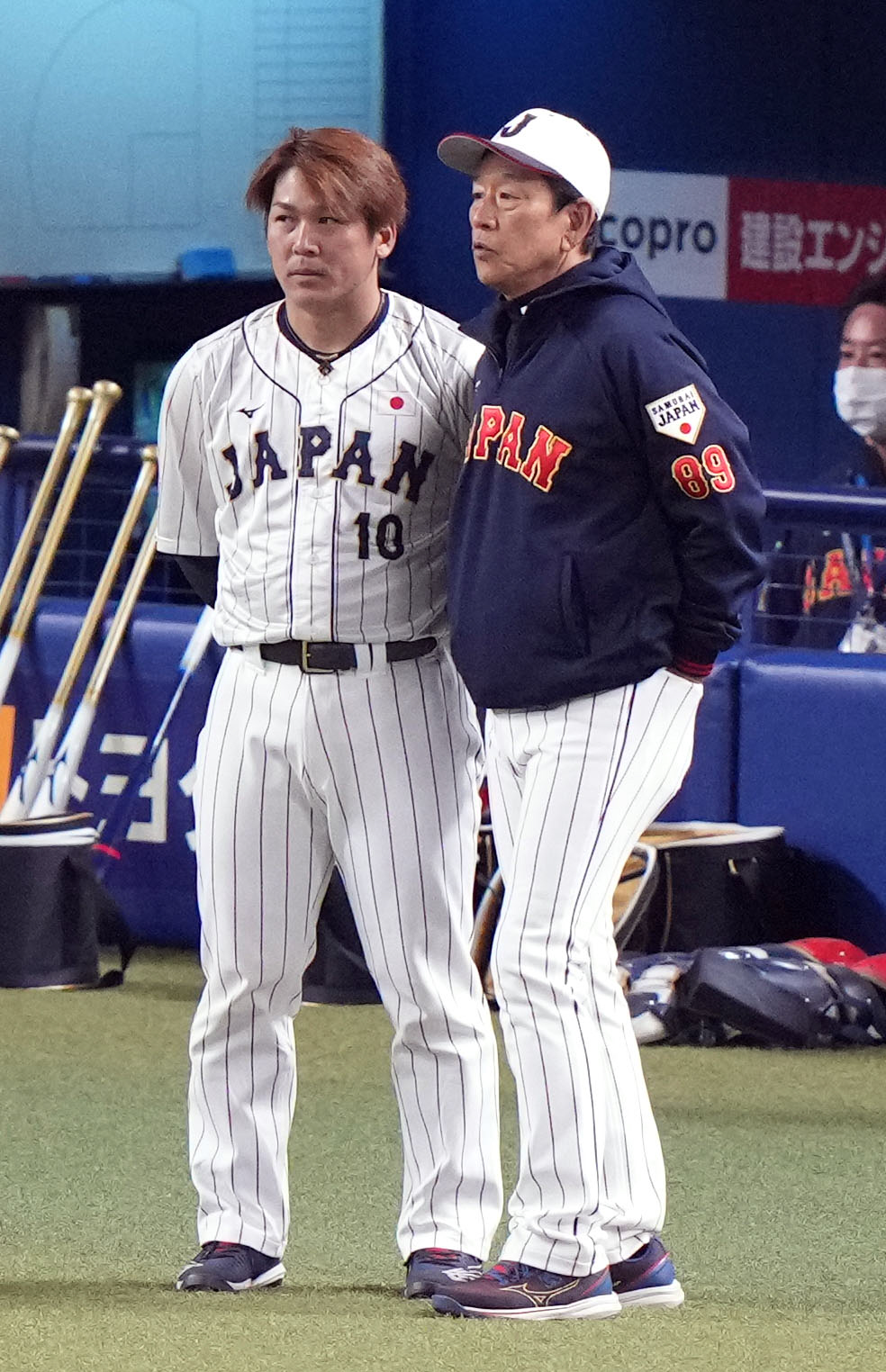 練習中、甲斐（左）と話をする栗山監督（撮影・狩俣裕三）