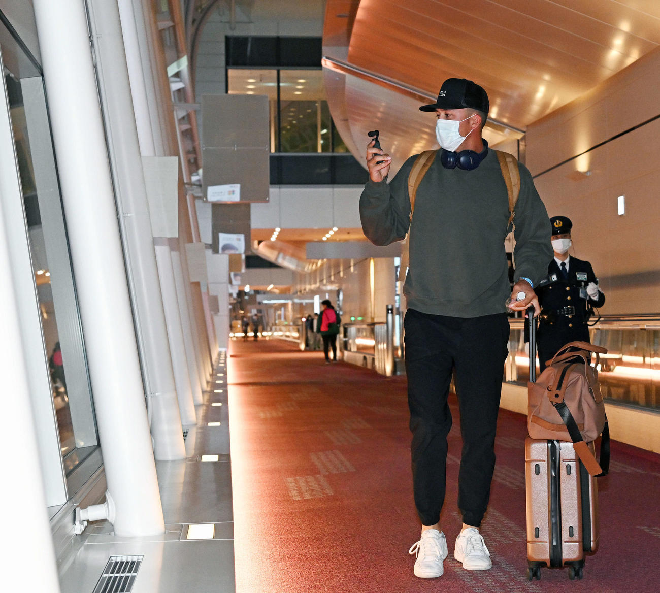 来日し空港内で撮影するヌートバー（撮影・滝沢徹郎）