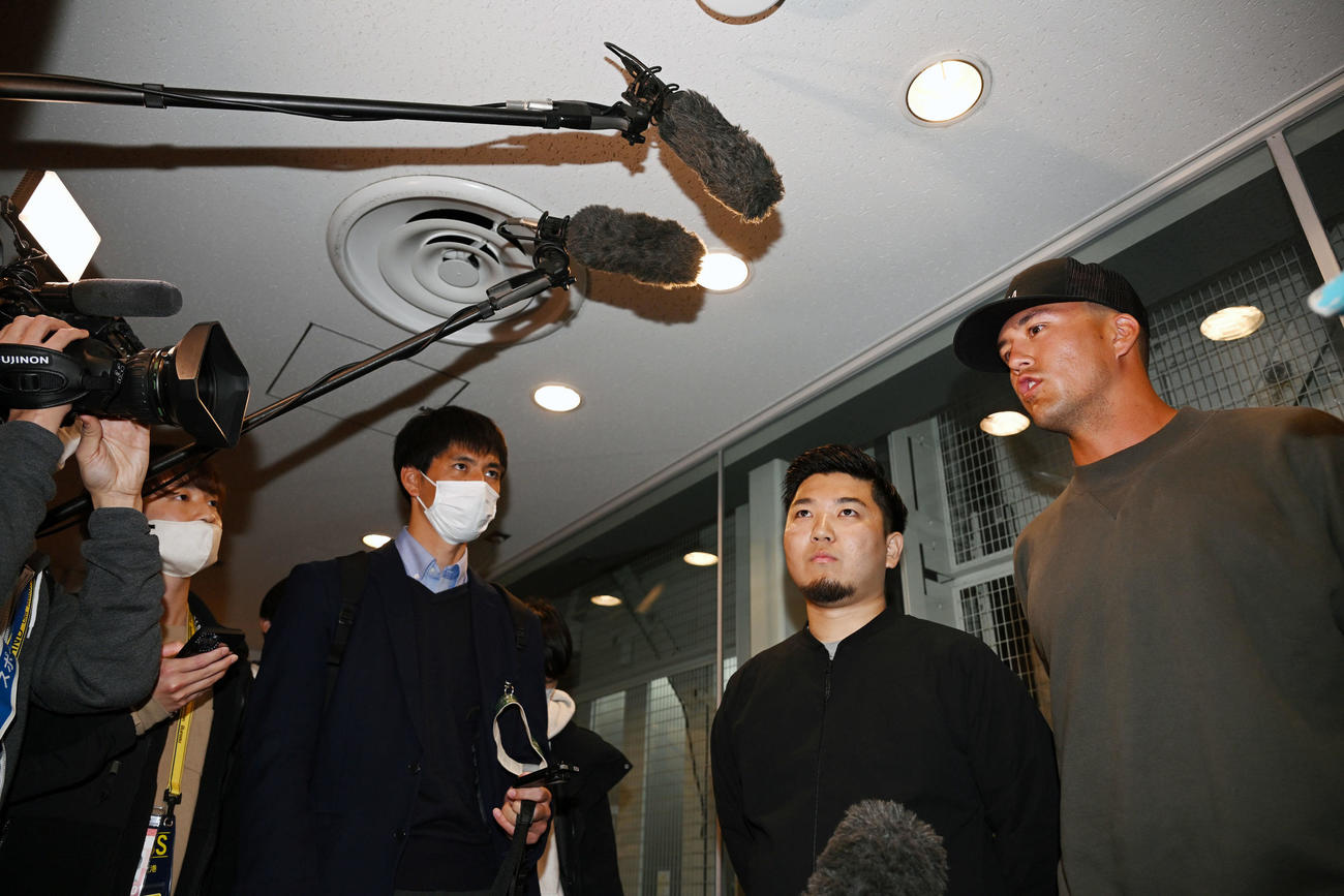 来日し報道陣の取材に応じるヌートバー（右）（撮影・滝沢徹郎）
