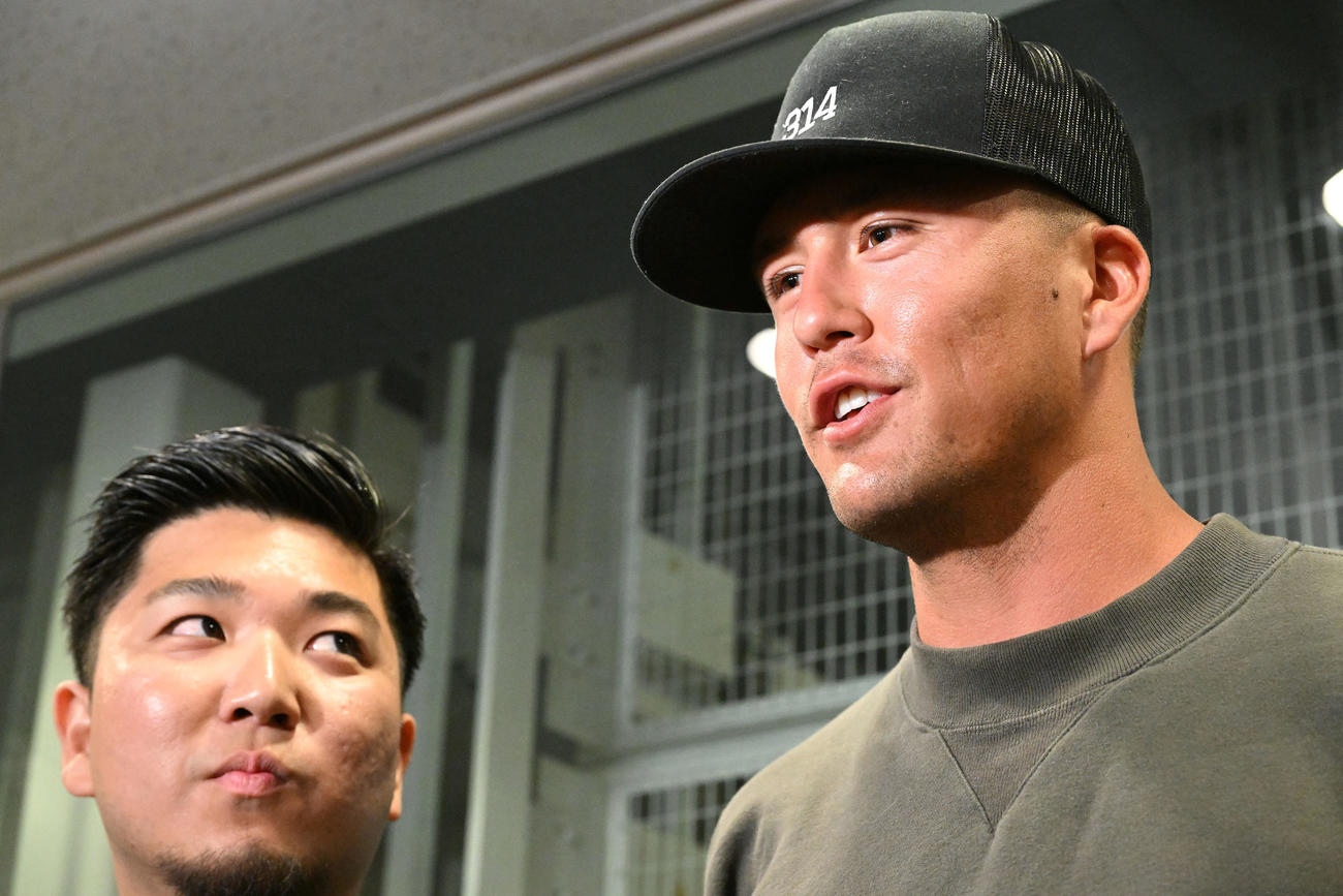 来日し報道陣の取材に応じるヌートバー（撮影・滝沢徹郎）