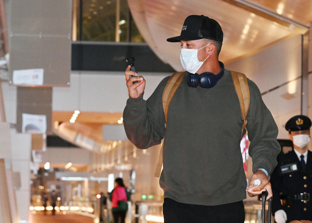 来日し空港内で撮影するヌートバー（撮影・滝沢徹郎）