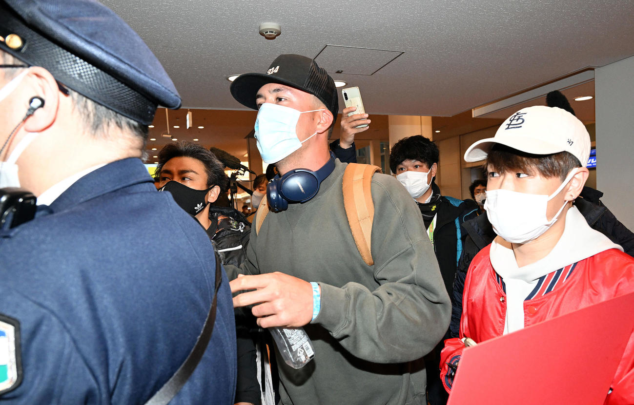 来日し関係者に誘導され移動するヌートバー（中央）（撮影・滝沢徹郎）