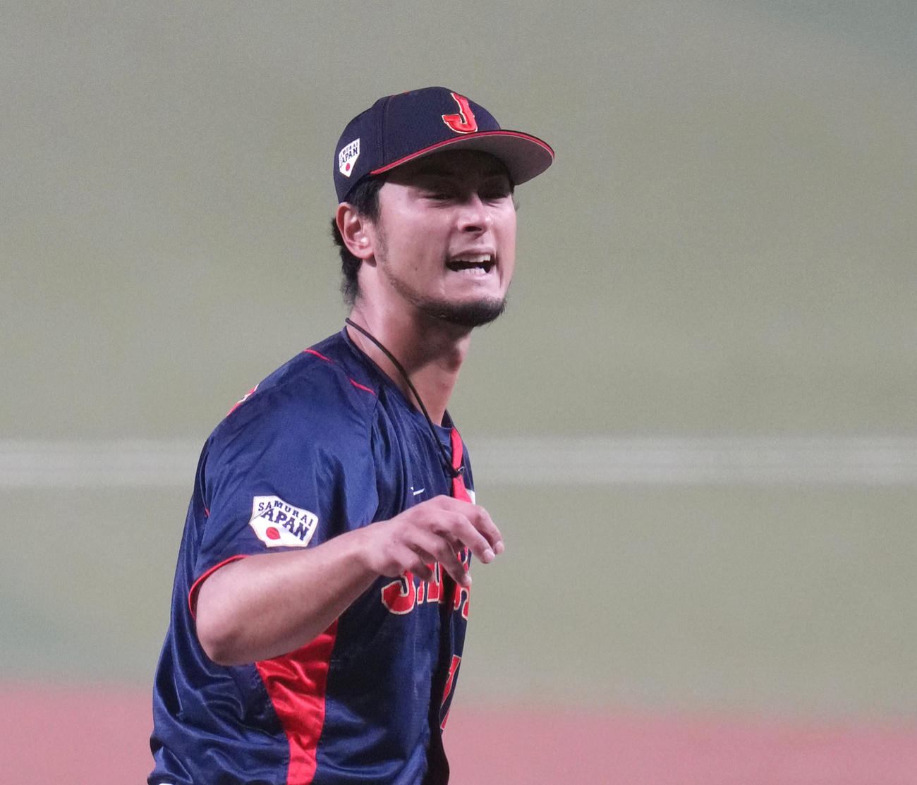 中日との合同練習で岡林に死球を与えてしまい、顔をしかめるダルビッシュ（撮影・狩俣裕三）