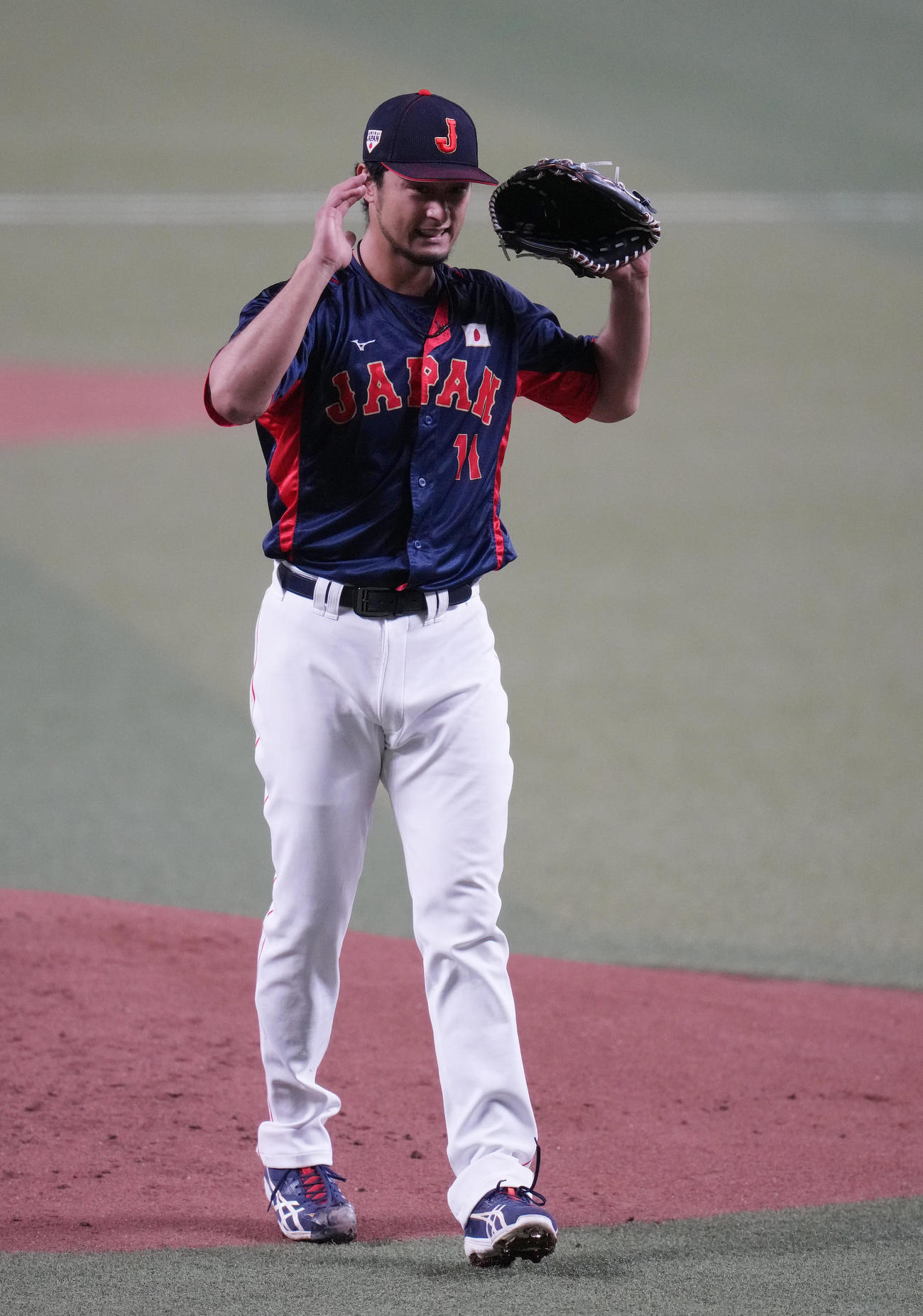 中日との合同練習で岡林に死球を与えてしまい、すまなそうな表情を見せるダルビッシュ（撮影・狩俣裕三）