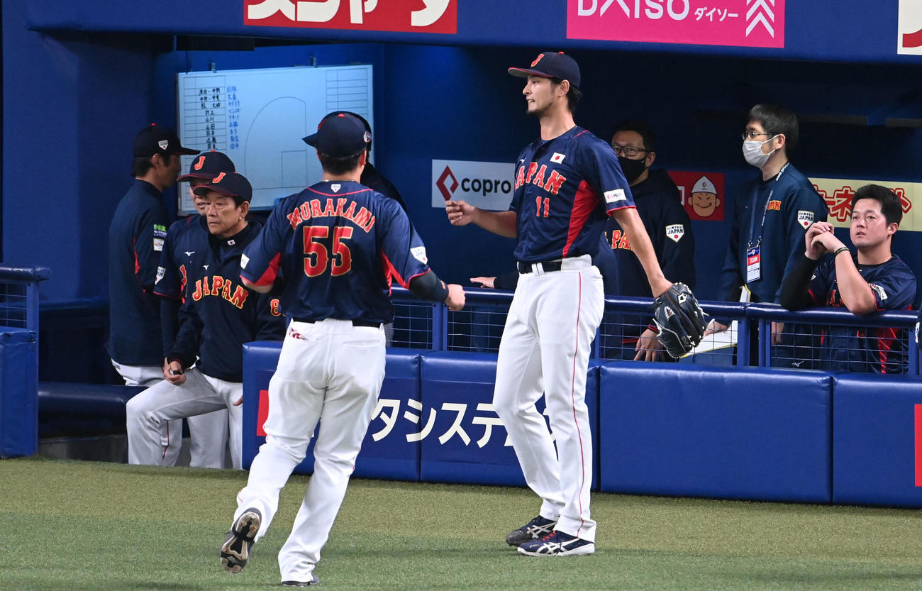 ライブBPでベンチへ戻るダルビッシュ（中央）左から3人目は栗山監督（撮影・森本幸一）