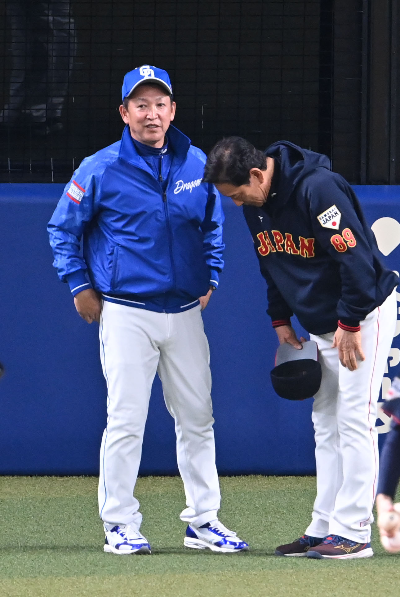 合同練習終了後、立浪監督（左）に頭を下げる栗山監督（撮影・森本幸一）