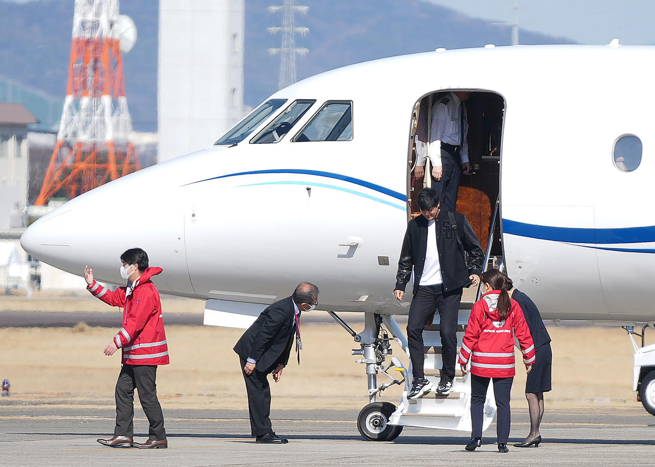 名古屋空港にチャーター機で降り立つ大谷（撮影・狩俣裕三）
