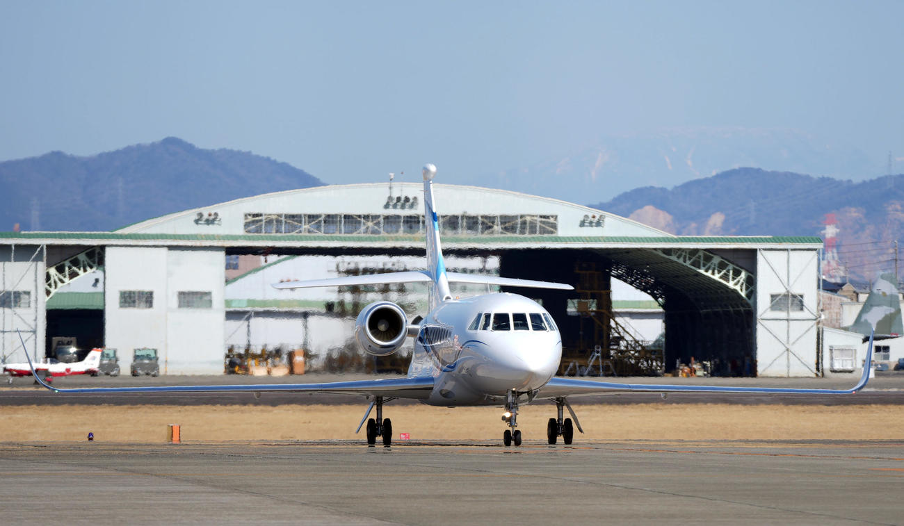 名古屋空港に到着する大谷を乗せたチャーター機（撮影・狩俣裕三）