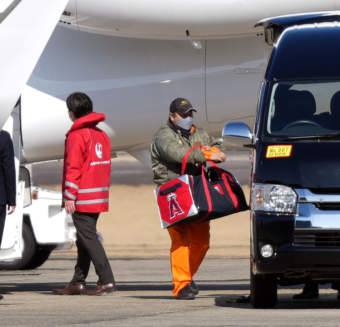 名古屋空港にチャーター機で到着した大谷のエンゼルスのバッグを運ぶ職員（撮影・狩俣裕三）