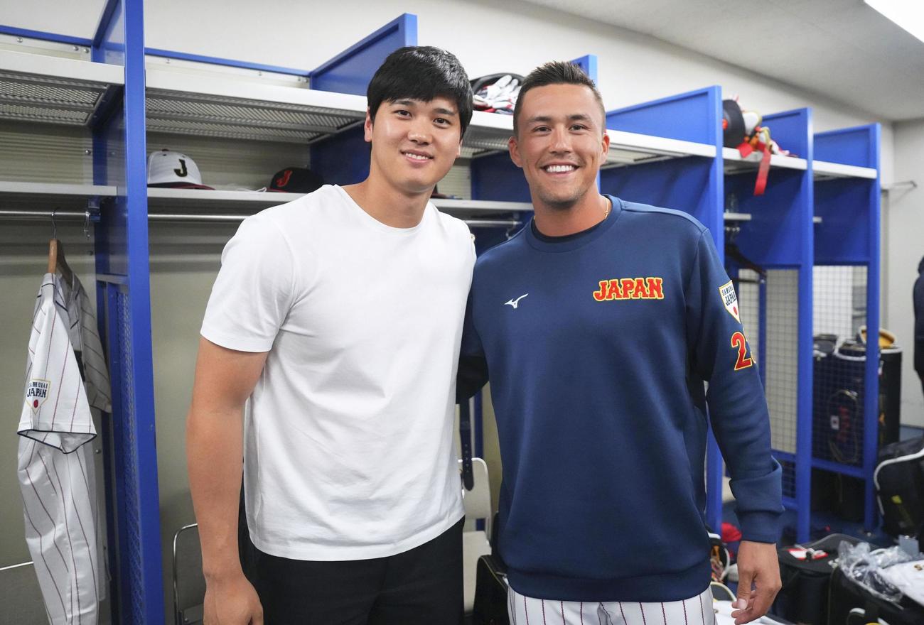 WBC日本代表に合流し、笑顔で写真に納まる大谷翔平（左）とラーズ・ヌートバー（ゲッティ＝共同）
