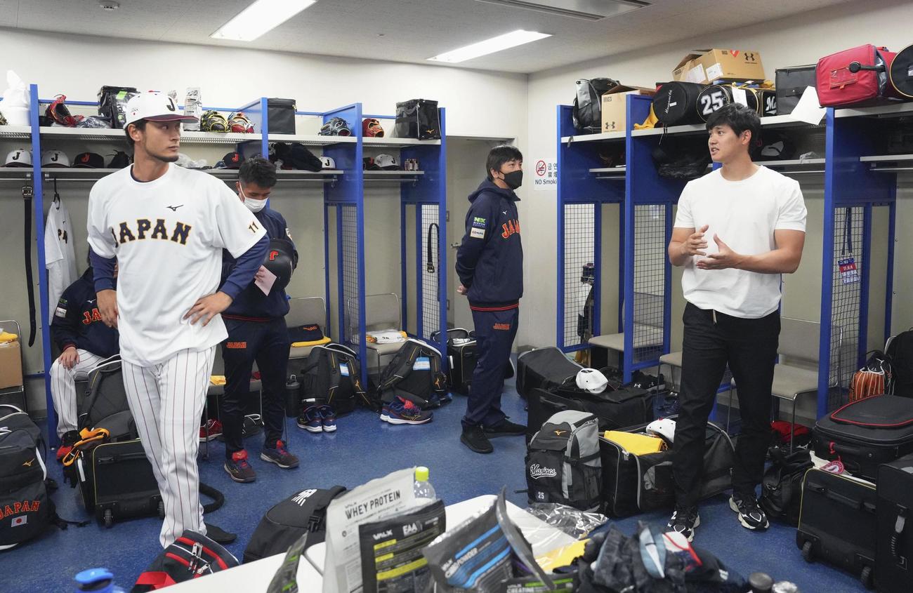 WBC日本代表に合流し、ロッカールームでダルビッシュ有（左）と言葉を交わす大谷翔平（ゲッティ＝共同）