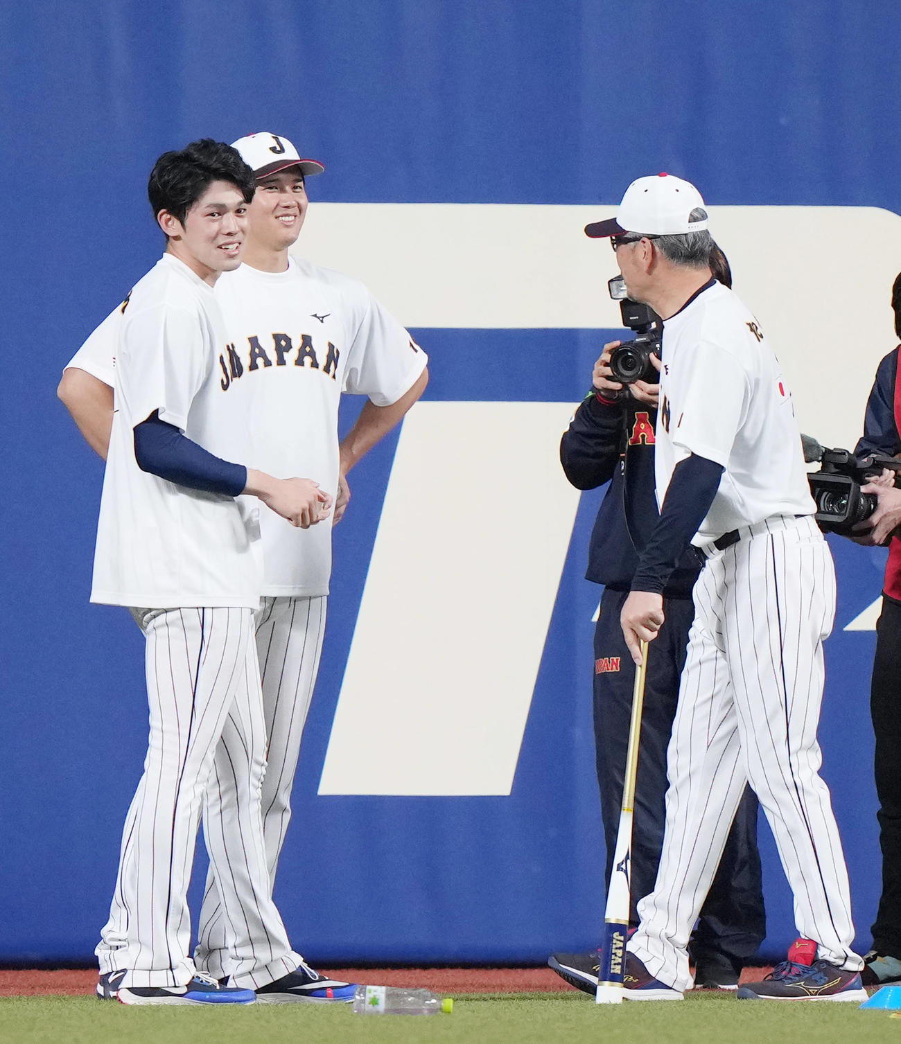 侍ジャパン対中日　試合前練習で、佐々木（左）、吉井投手コーチ（右）と談笑する大谷（撮影・狩俣裕三）
