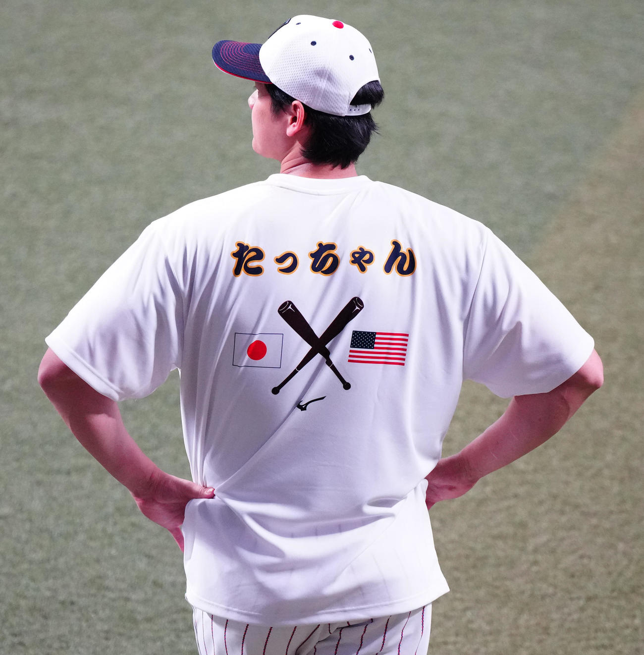 練習中、「たっちゃん」Tシャツを着る大谷（撮影・江口和貴）