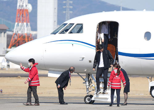 名古屋空港にチャーター機で降り立つ大谷（撮影・狩俣裕三）