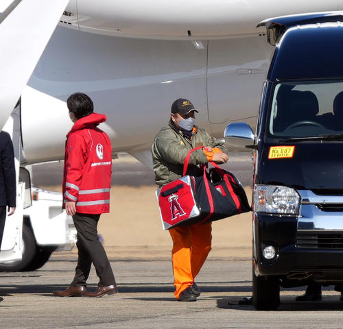 名古屋空港にチャーター機で到着した大谷のエンゼルスのバッグを運ぶ職員（撮影・狩俣裕三）