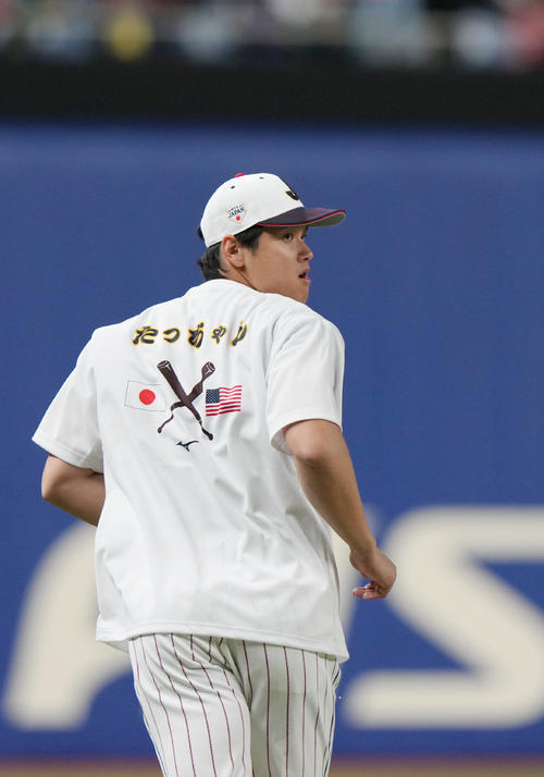 壮行試合侍ジャパン対中日　試合前練習に登場する大谷（撮影・狩俣裕三）