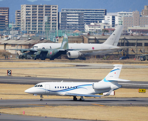 県営名古屋空港に着陸した大谷を乗せたチャーター機（手前）（撮影・江口和貴）