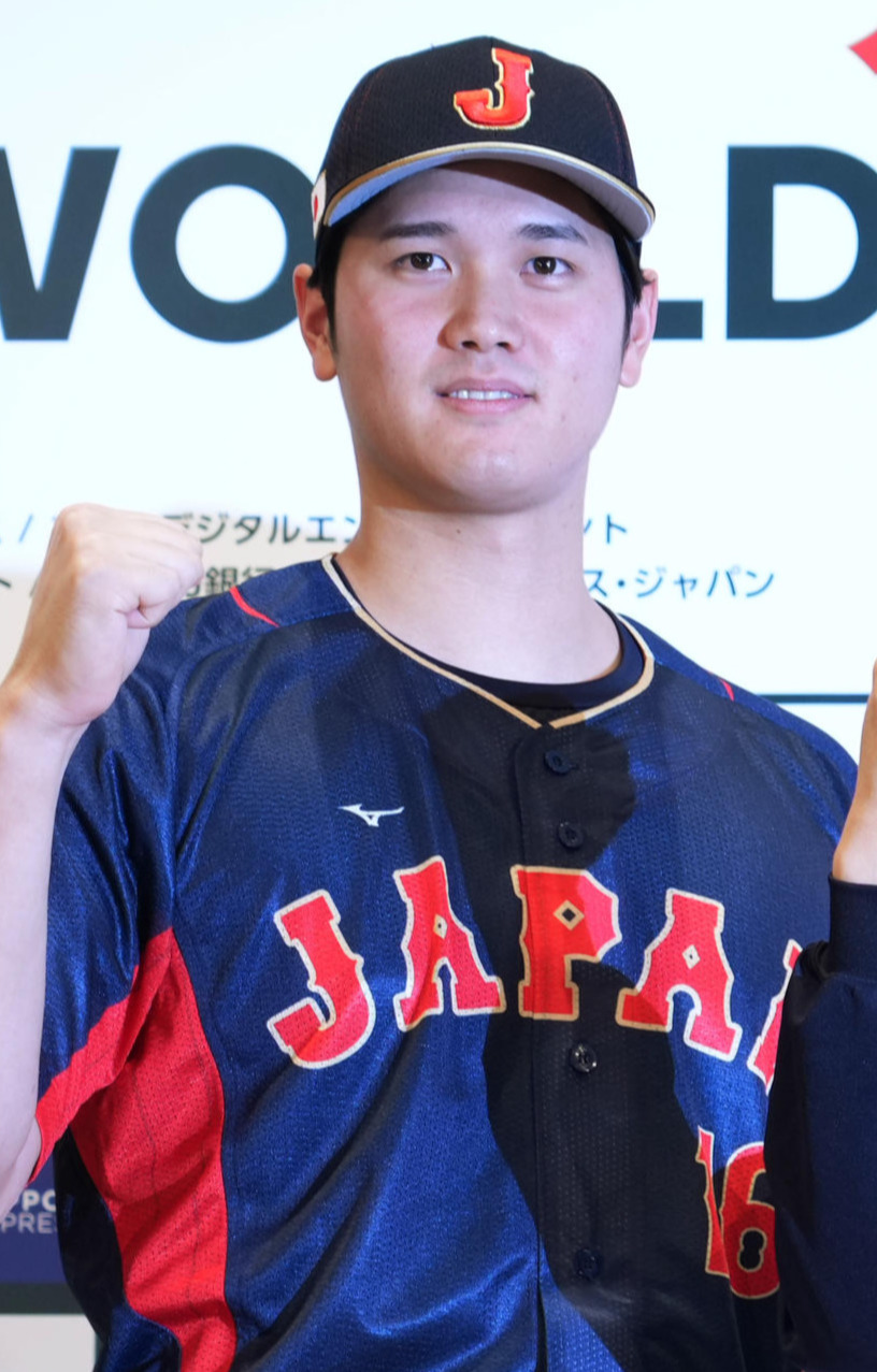 WBCへの抱負を語りガッツポーズを見せる大谷翔平（23年1月6日撮影）