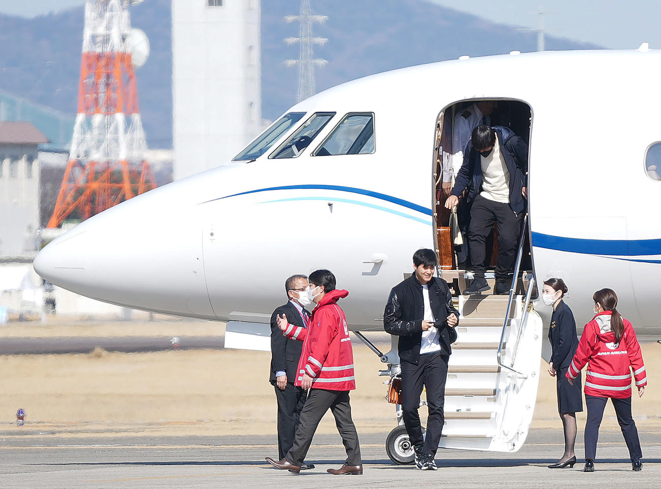 名古屋空港にチャーター機で降り立つ大谷（撮影・狩俣裕三）