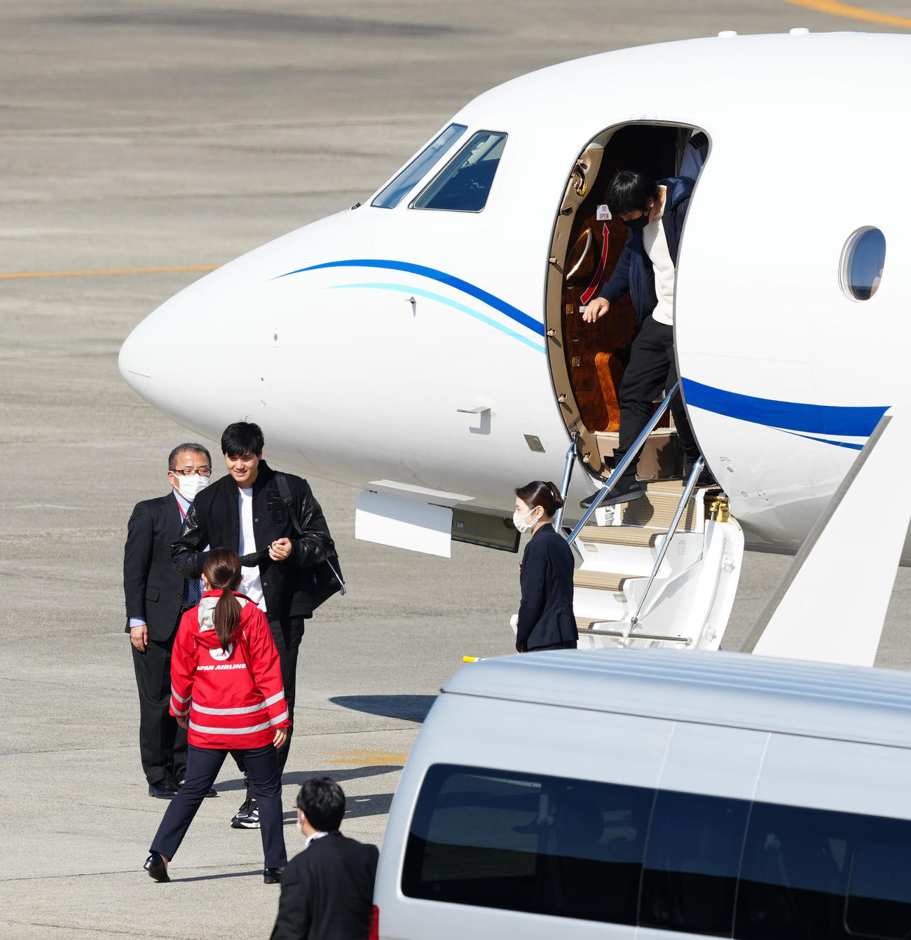 チャーター機で県営名古屋空港に到着した大谷（左から3人目）（撮影・江口和貴）