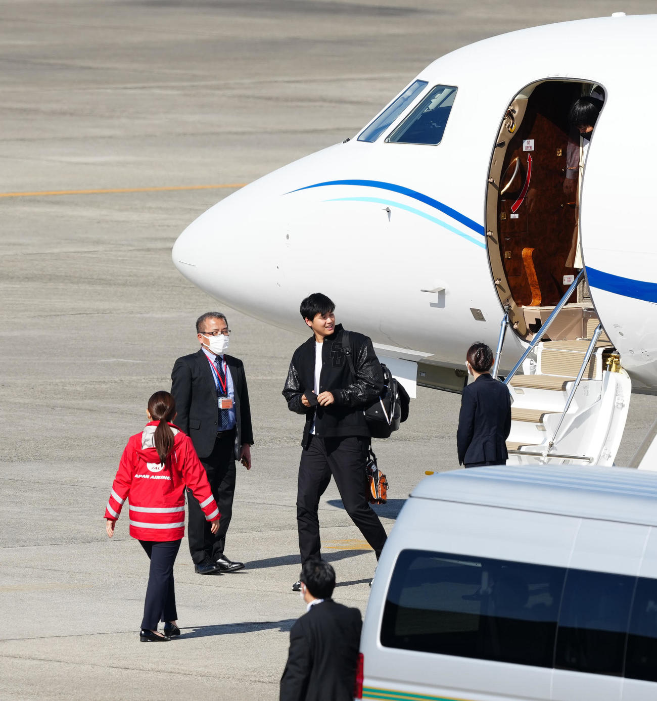 チャーター機で県営名古屋空港に到着した大谷（左から3人目）（撮影・江口和貴）