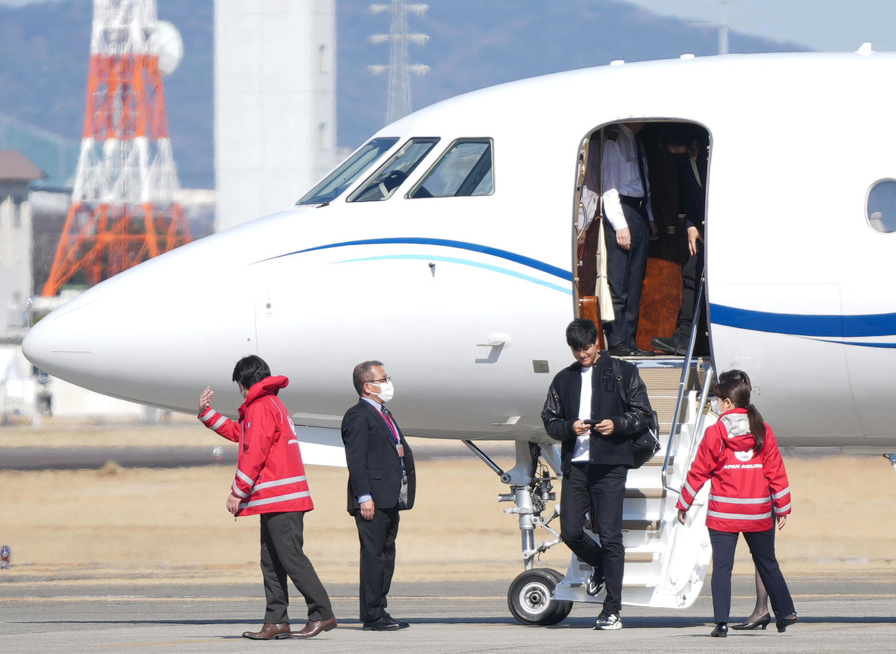 名古屋空港にチャーター機で降り立つ大谷（撮影・狩俣裕三）