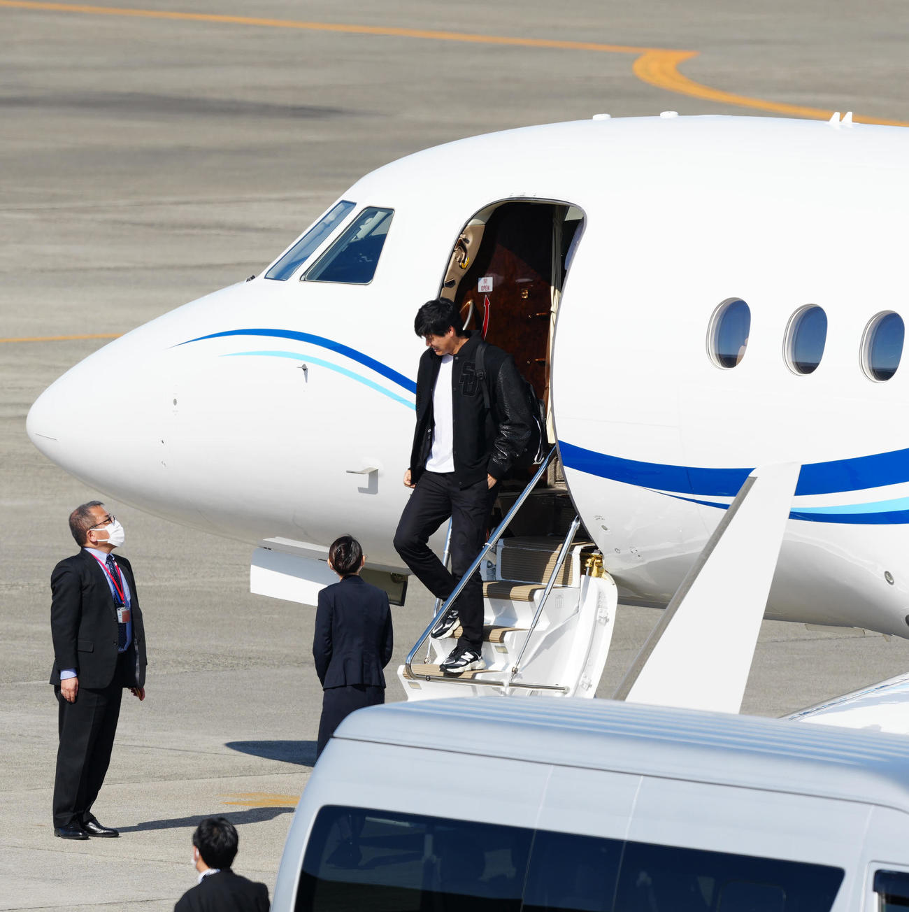 チャーター機で県営名古屋空港に到着した大谷（左から3人目）（撮影・江口和貴）
