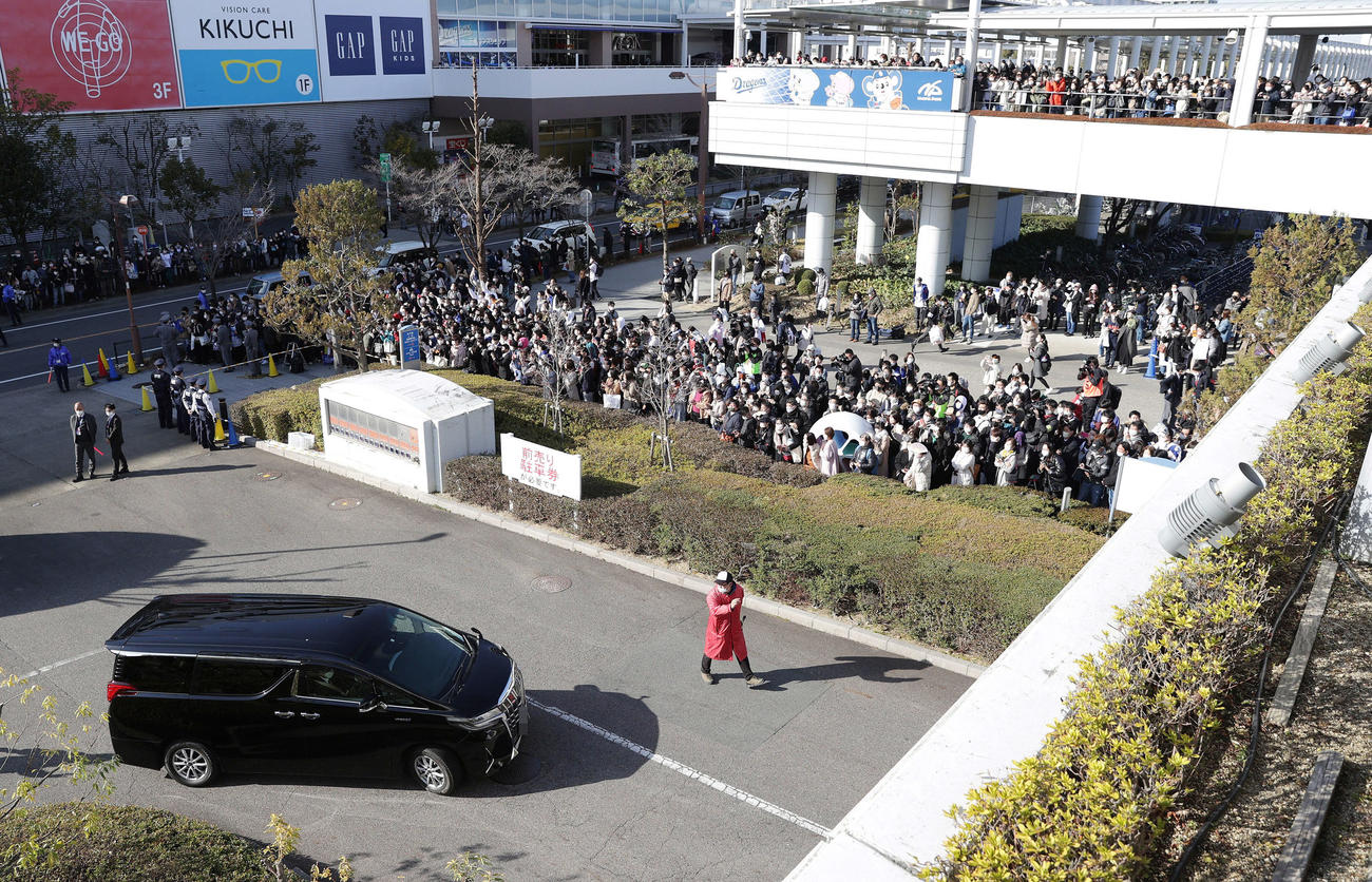 バンテリンドームナゴヤに到着した大谷を乗せた車。画像は一部加工（撮影・前田充）