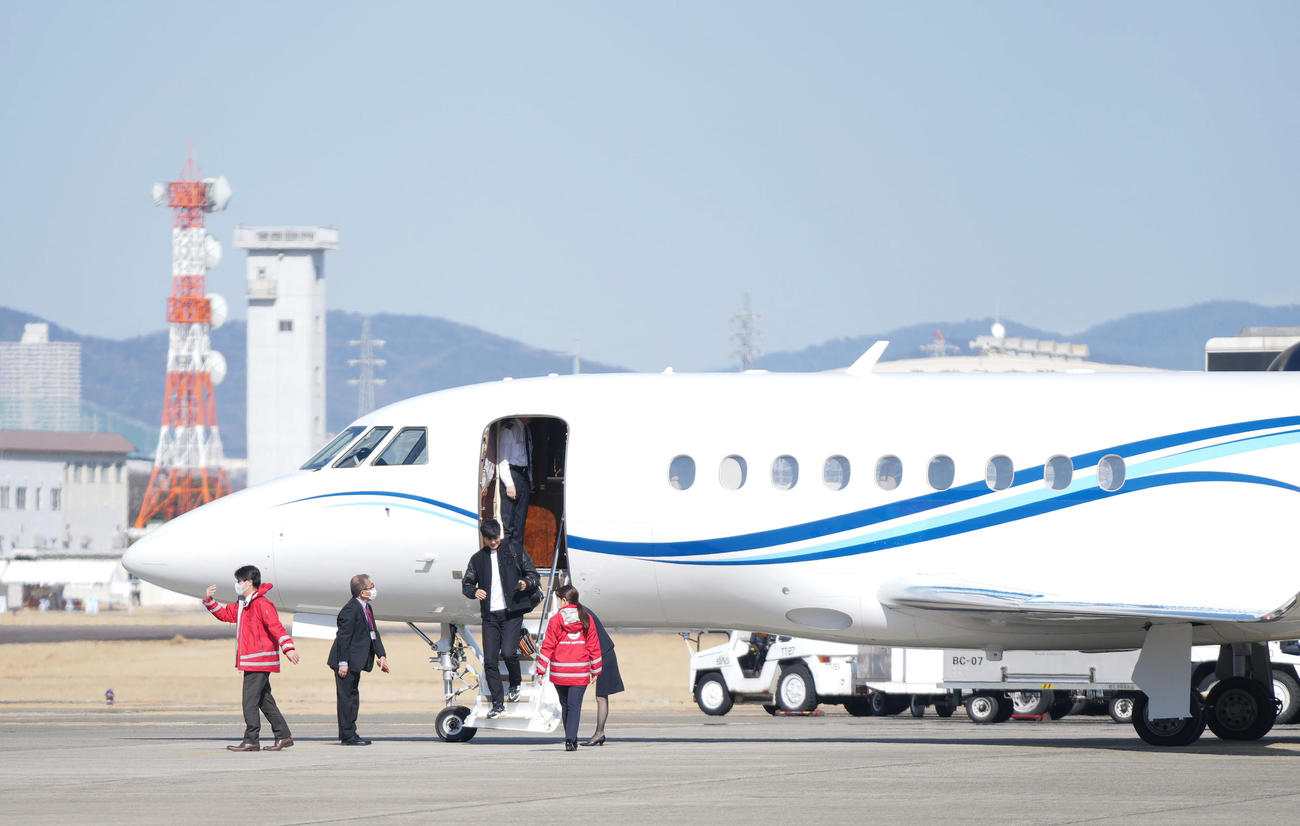 名古屋空港にチャーター機で降り立つ大谷（左から3人目）（撮影・狩俣裕三）