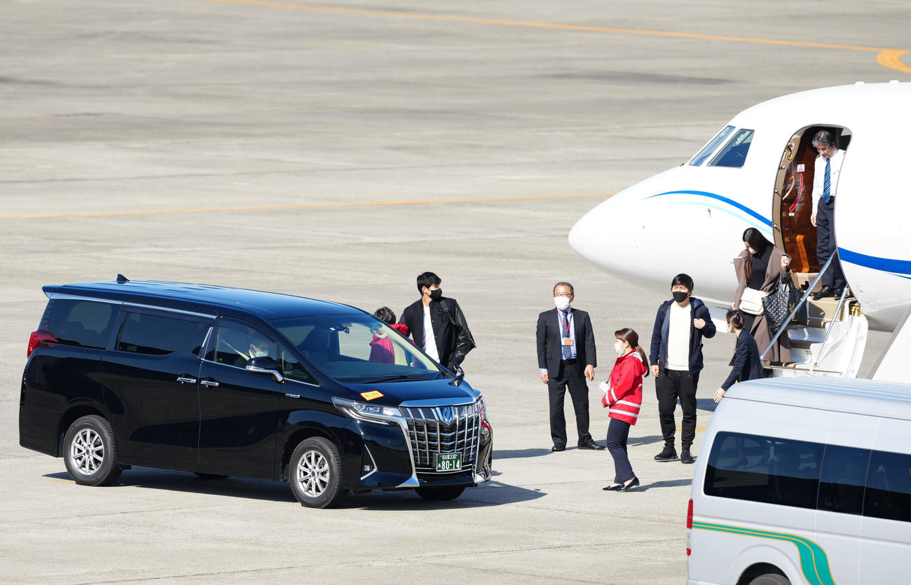 チャーター機で県営名古屋空港に到着した大谷（左から2人目）（撮影・江口和貴）