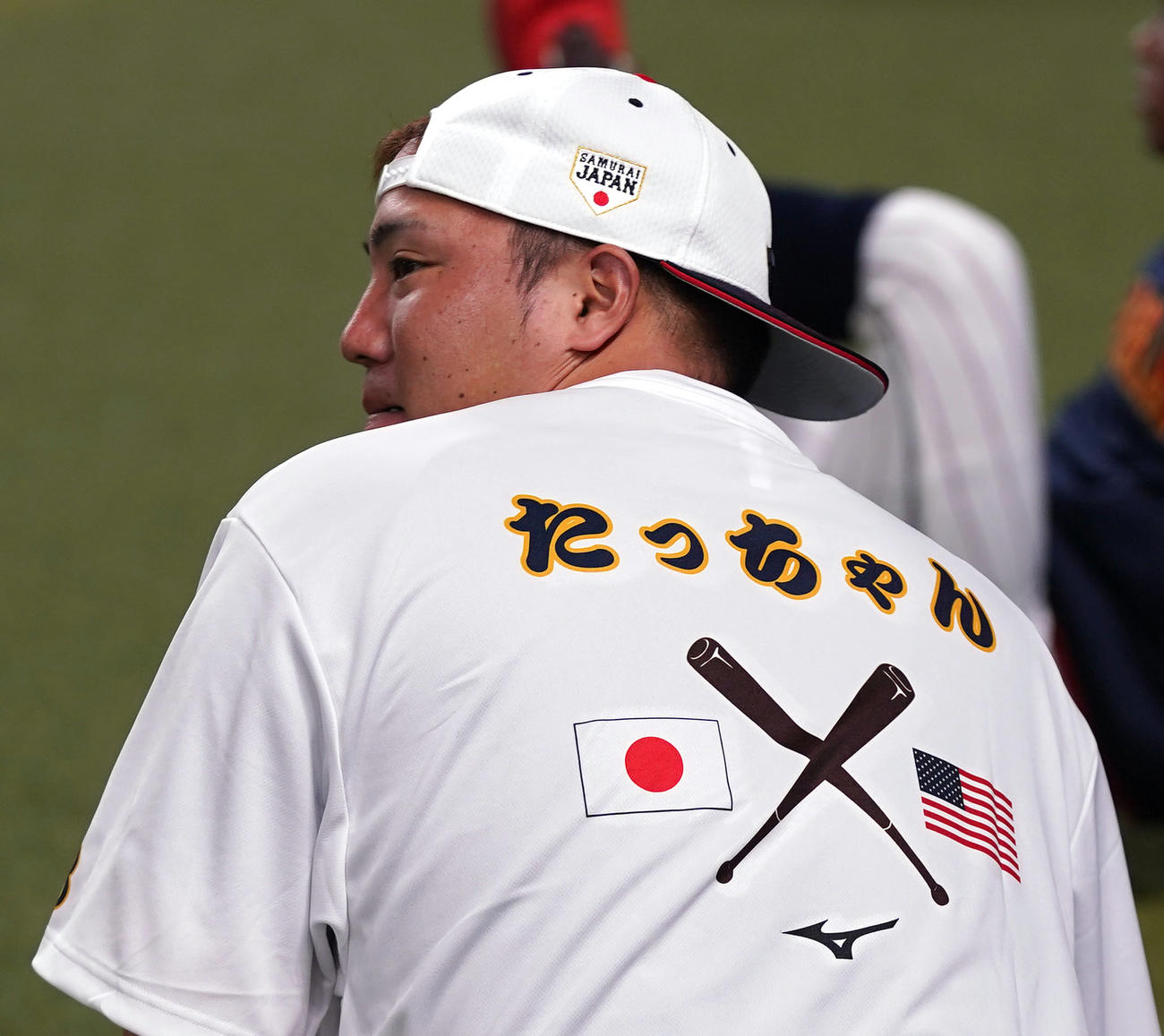 ヌートバーの愛称「たっちゃん」と書かれたTシャツを着る山川（撮影・狩俣裕三）