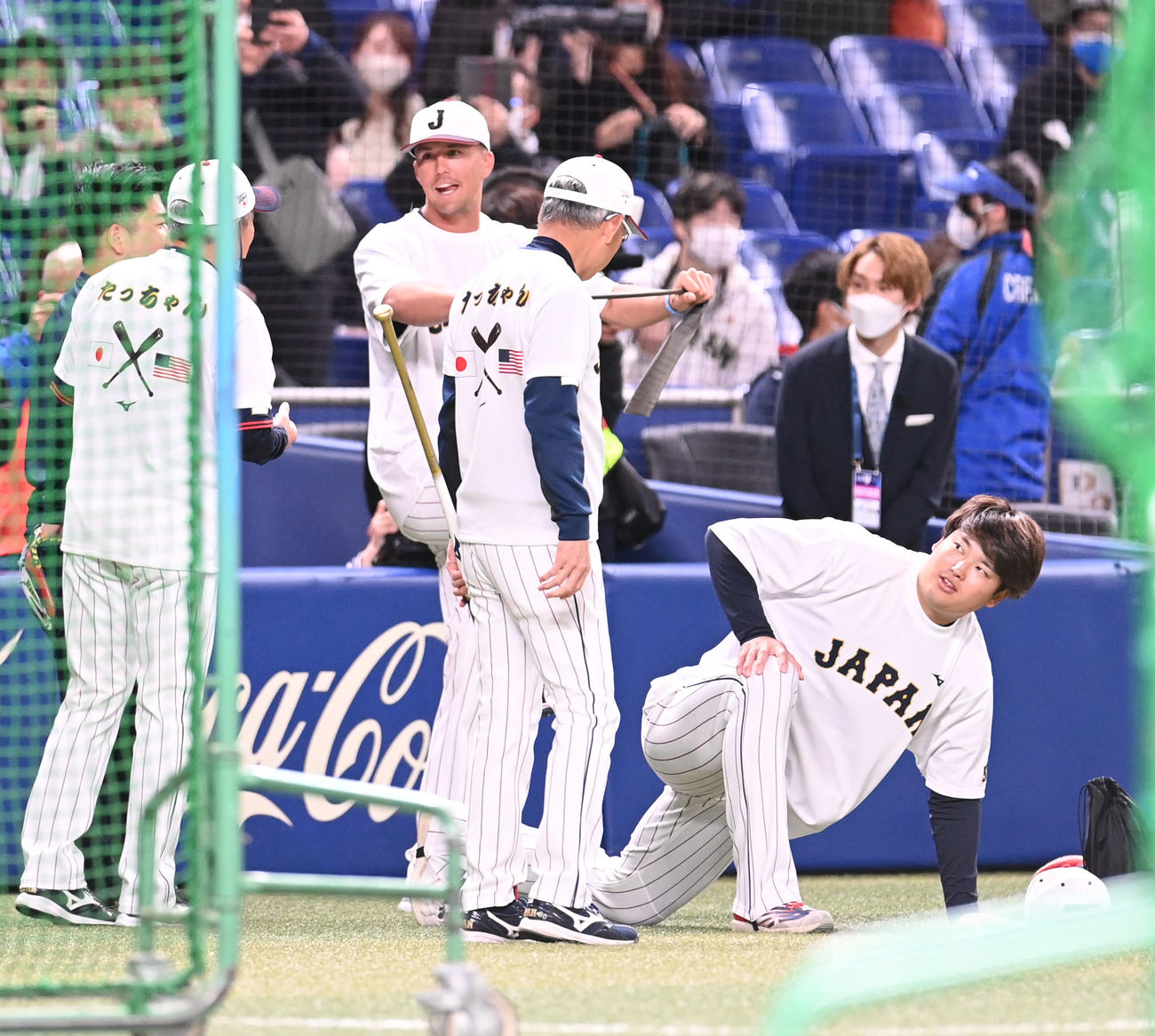 試合前、グラウンドに姿を見せたヌートバー（左から2人目）右は村上（撮影・森本幸一）