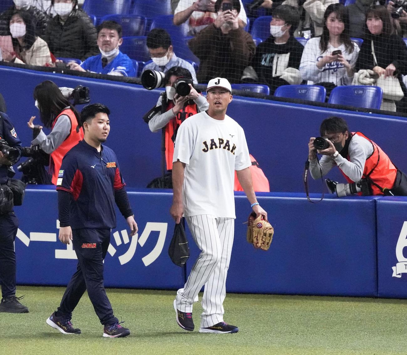 WBC日本代表に合流し、球場に現れたラーズ・ヌートバー（右）（共同）