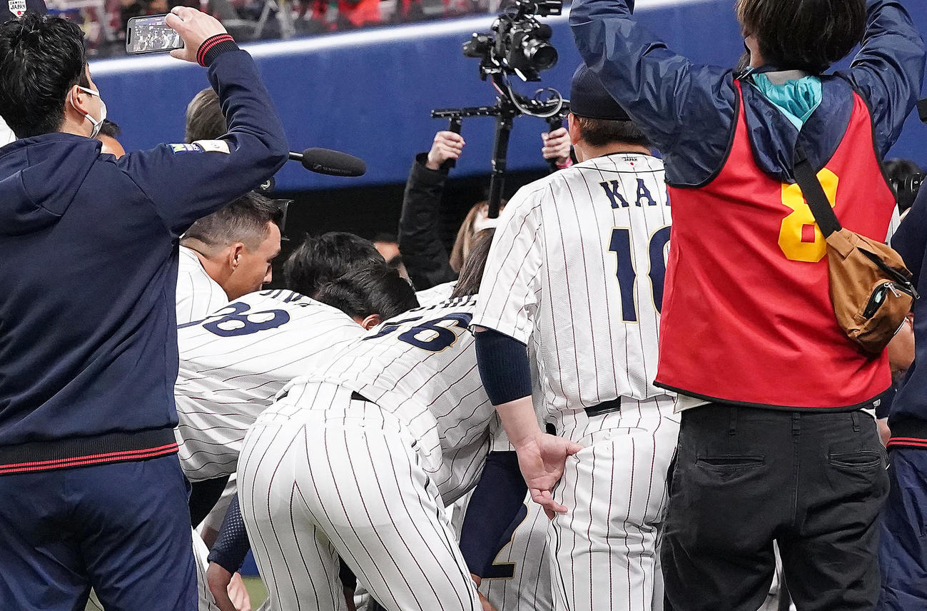 試合前の円陣に加わるヌートバー（中央左）（撮影・狩俣裕三）