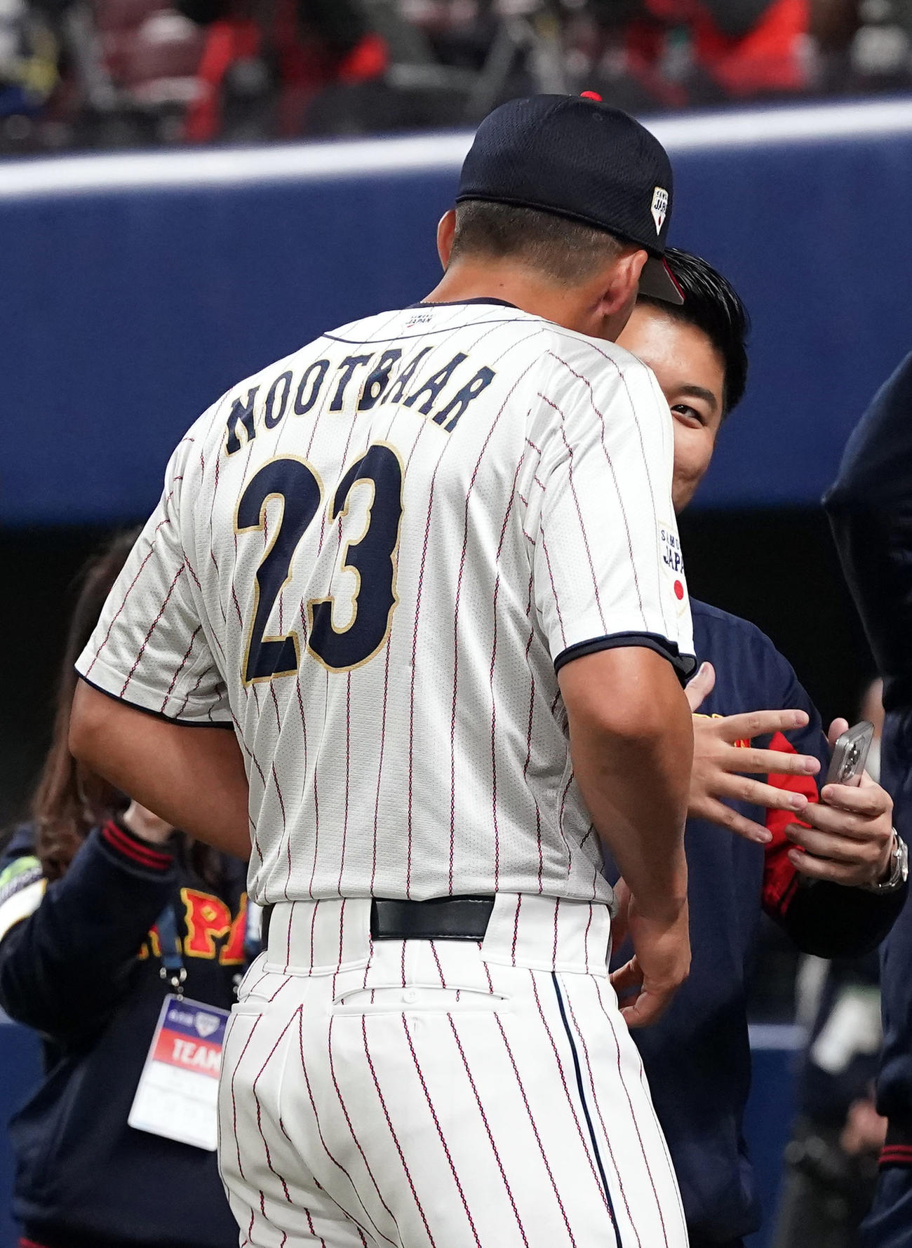 侍ジャパン対中日　試合前、23番のユニホームで円陣に加わるヌートバー（撮影・狩俣裕三）