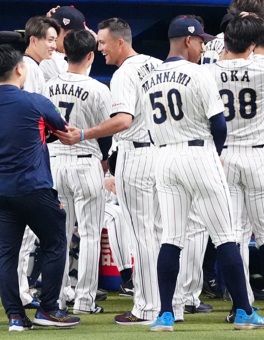 侍ジャパン対中日　試合前、円陣の輪に入ったヌートバー（中央）（撮影・江口和貴）