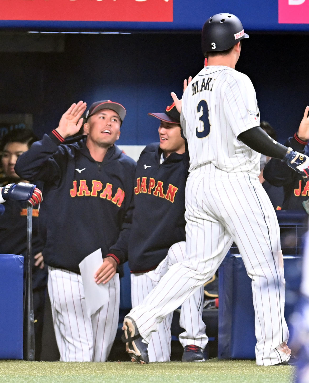 壮行試合侍ジャパン対中日　4回裏侍ジャパン無死一、三塁、岡本の三ゴロの間に生還した牧を迎えるヌートバー（左）（撮影・森本幸一）