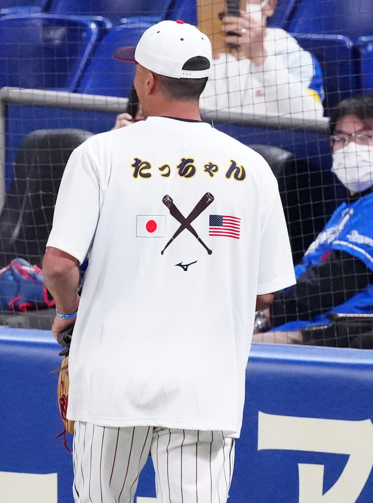 ウオーミングアップで「たっちゃん」Tシャツを着るヌートバー（撮影・江口和貴）
