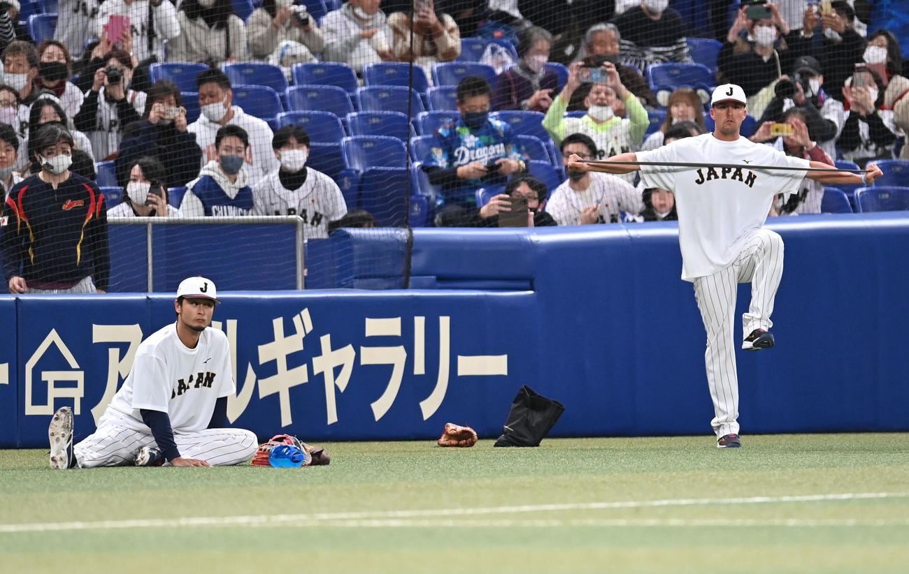 試合前、体をほぐすダルビッシュ（左）とヌートバー（右）（撮影・森本幸一）