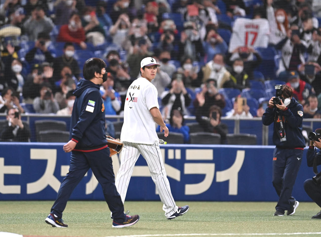 試合前、グラウンドに姿を見せた大谷（撮影・森本幸一）