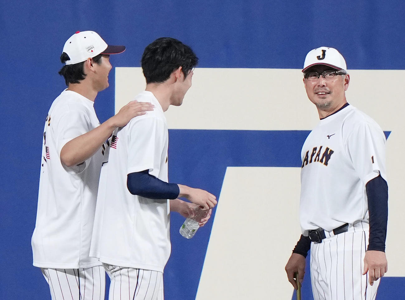 侍ジャパン対中日　試合前練習で、佐々木（中央）の肩に手をやりながら、吉井投手コーチ（右）と談笑する大谷（撮影・狩俣裕三）