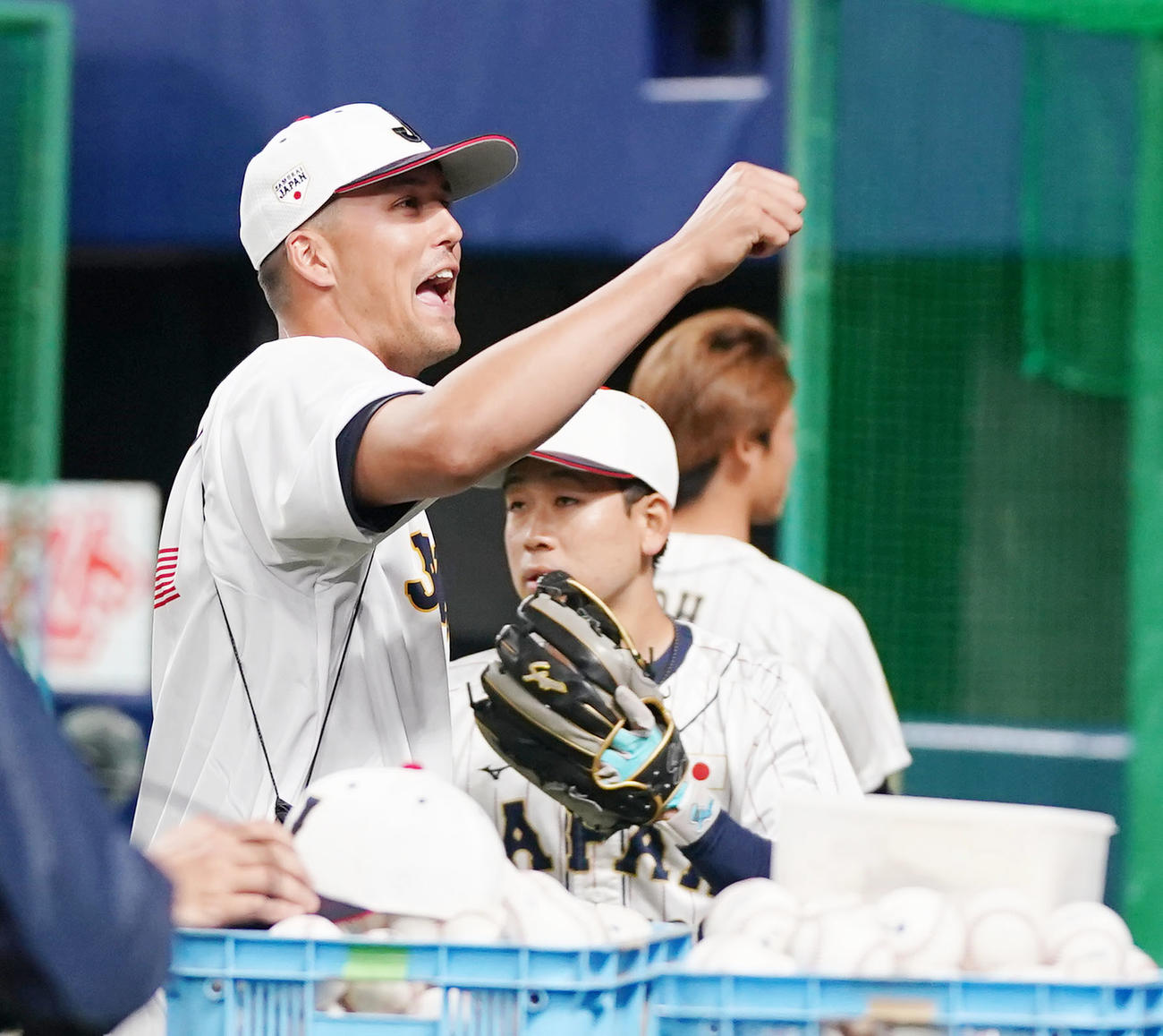 ファンに笑顔で手を振るヌートバー（撮影・狩俣裕三）