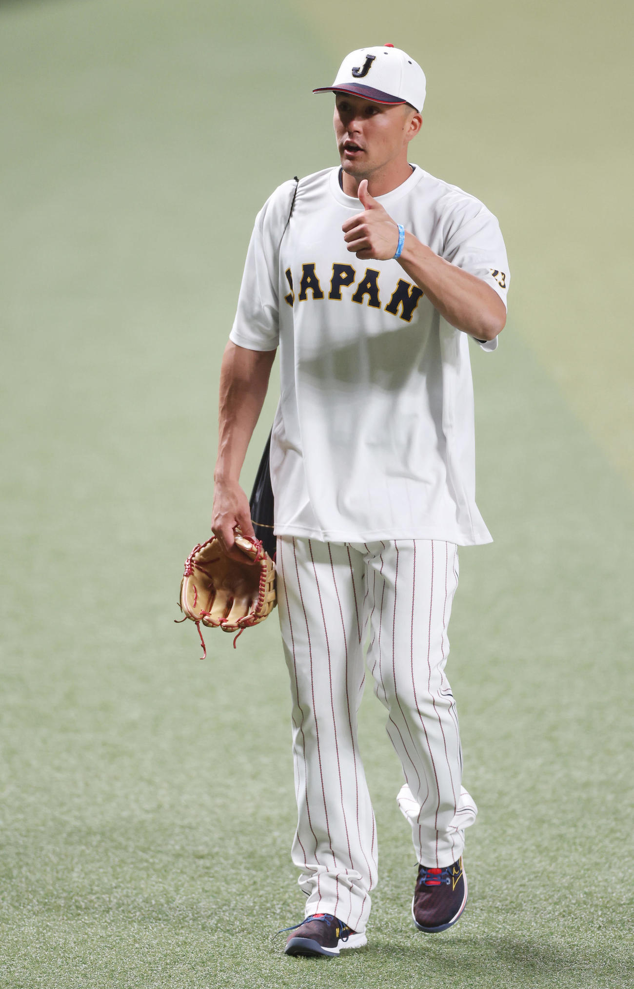 サムズアップポーズを見せるヌートバー（撮影・前田充）