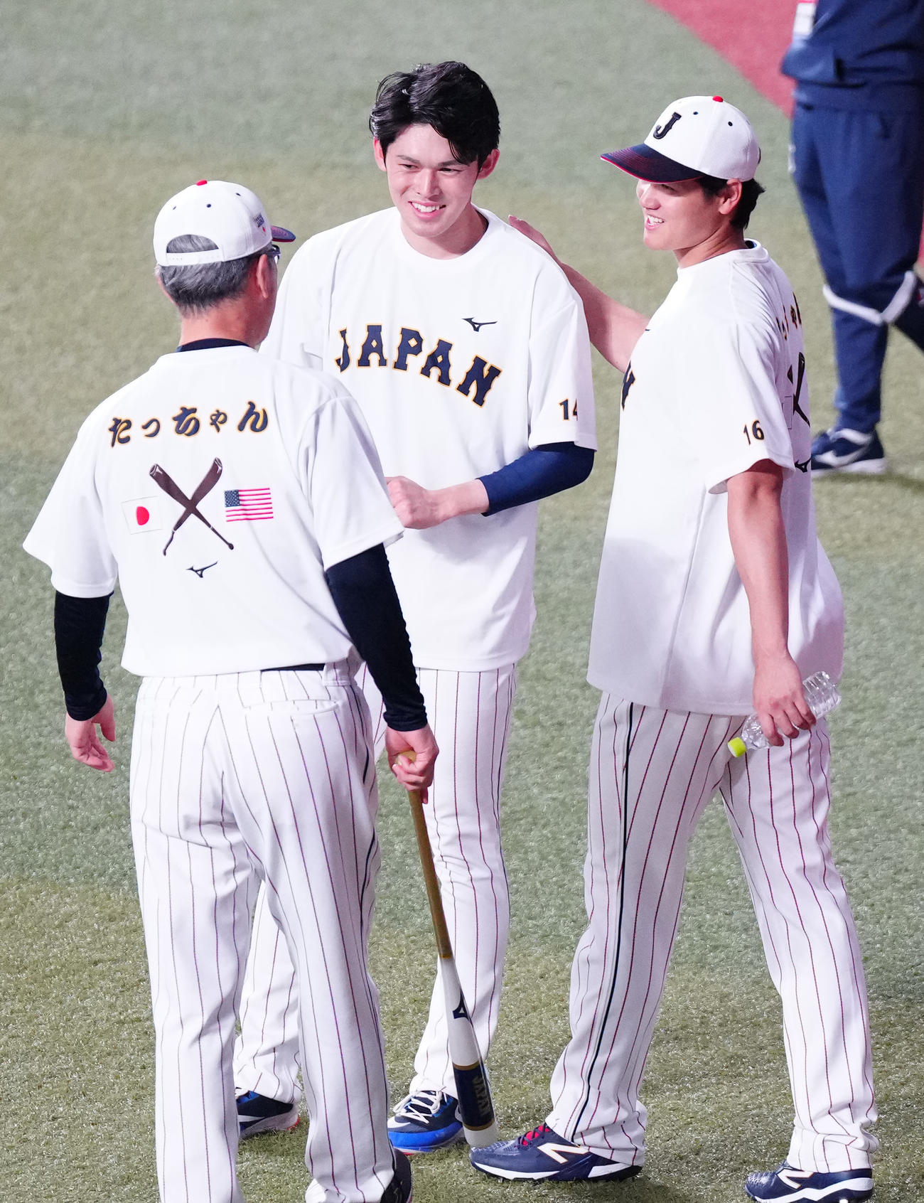 練習中、大谷（右）に手を添えられる佐々木。左は吉井投手コーチ（撮影・江口和貴）