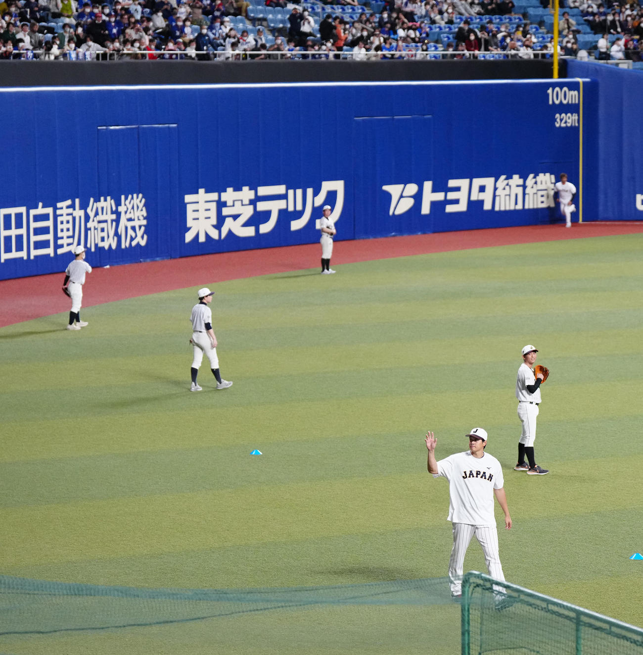 合流し、ファンの声援に応える大谷（撮影・江口和貴）